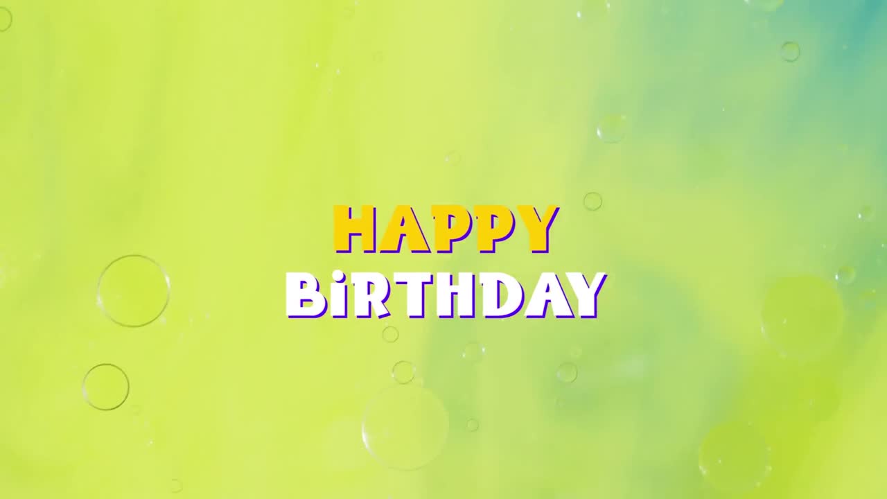 animación de texto de feliz cumpleaños sobre un fondo con patrones líquidos abstractos.