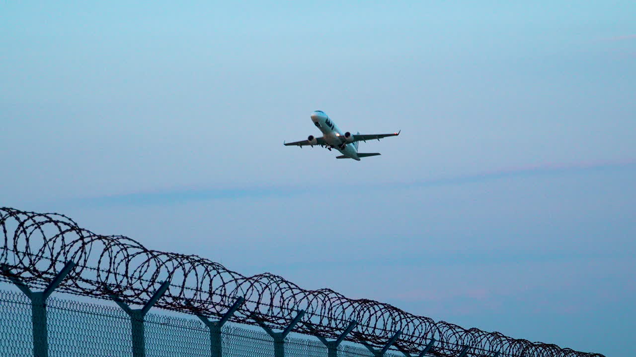 폴란드의 바르샤바 쇼핀 공항에서 출발하는 여객기