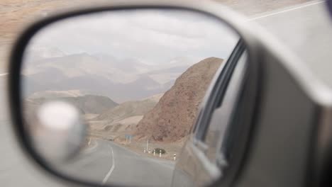 conduciendo alrededor de naryn, kirguistán, hermosos paisajes salvajes vírgenes