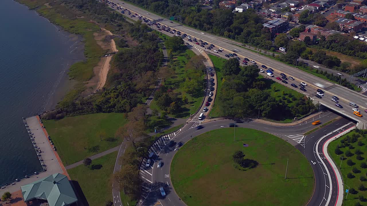벨트 파크웨이 (belt parkway) 와 자메이카 만 (jamaica bay) 의 해안에 있는 무거운 교통의 공중 시간  ⁇ 스 (aerial time lapse)