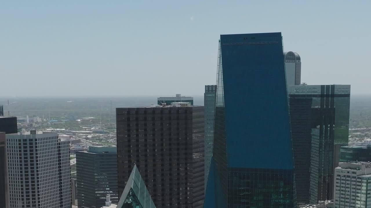 As vistas de cima do centro de Dallas exibem o horizonte e os edifícios da cidade