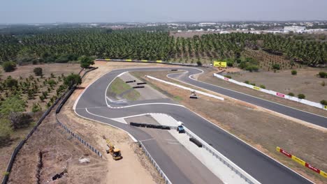 vista aérea de la pista de carreras de kari motor speedway en chettipalayam con la vista de las tierras agrícolas de palmeras en el fondo, coimbatore, tamil nadu, india
