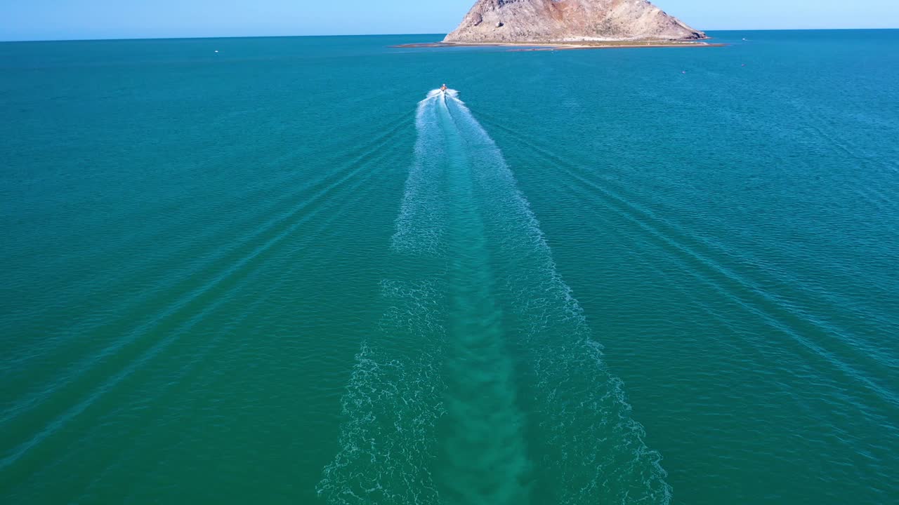 보트는 생존자와 함께 섬으로 여행
