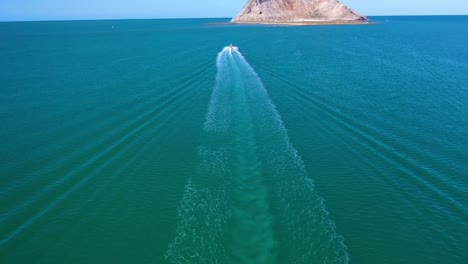 Ein-Boot-Fährt-Mit-Überlebenden-Zu-Einer-Insel