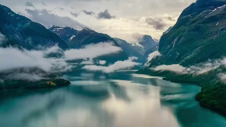 Magnifica natura, paesaggio naturale della Norvegia, lago Lovatnet che vola sopra le nuvole