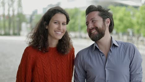 pareja feliz sonriendo el uno al otro al aire libre