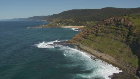 a exuberante e pitoresca costa acidentada da austrália - estabelecendo