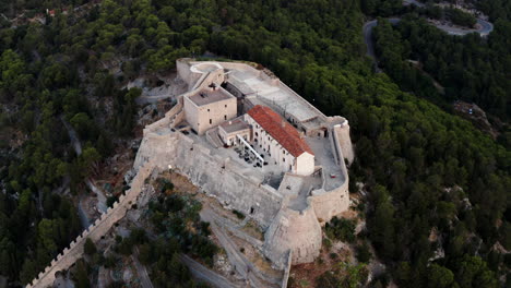 Vista-Aérea-De-La-Fortaleza-Española-En-Hvar,-Croacia-Al-Amanecer