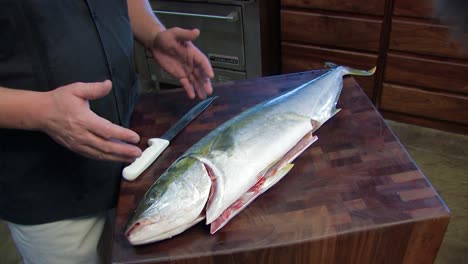 pescado siendo preparado en la cocina