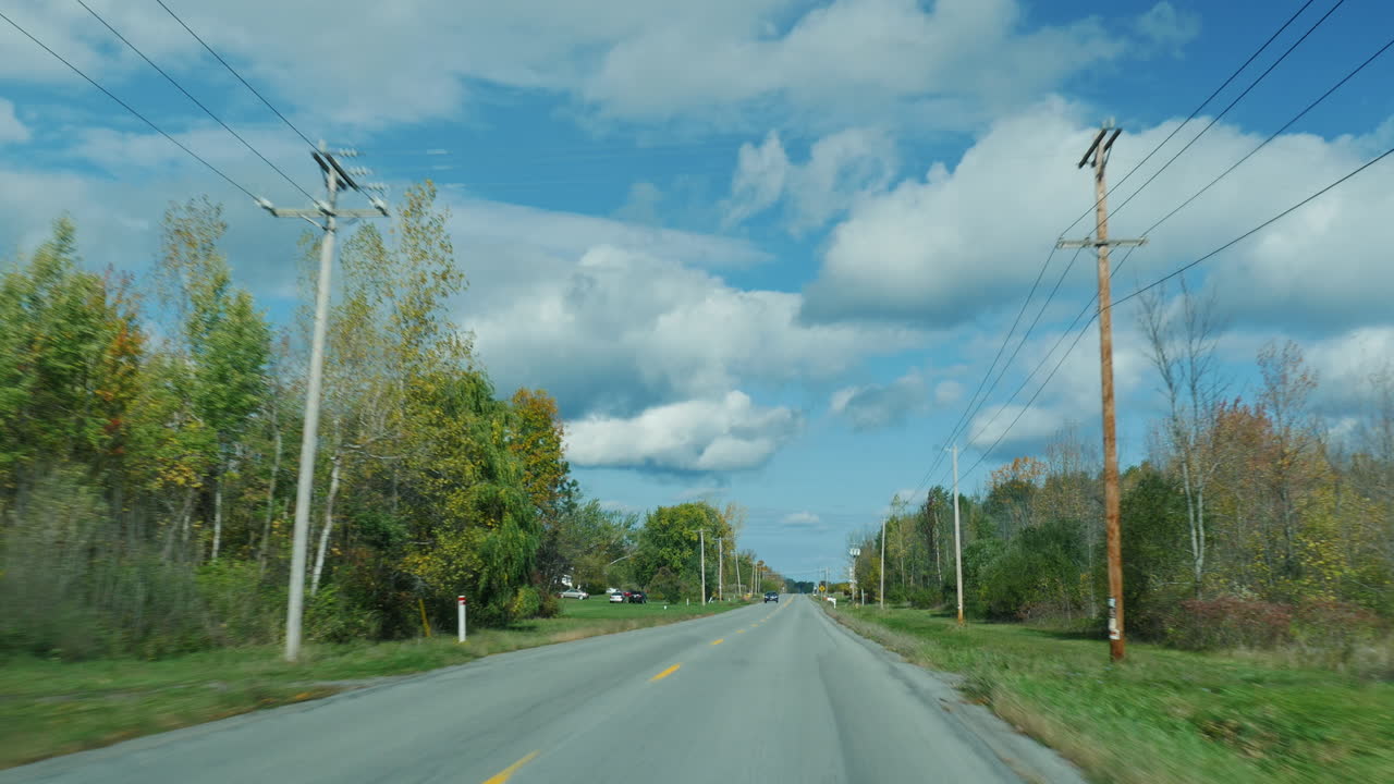 전형적인 작은 미국 마을의 도로를 따라 드라이브