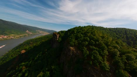 Fpv-Volando-Sobre-La-Cima-De-La-Montaña-Hasta-El-Valle-Afilado-De-Wachau-Que-Revela-El-Infinito-Río-Danubio,-Tischwand