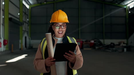 tableta, plano y arquitectura con mujer