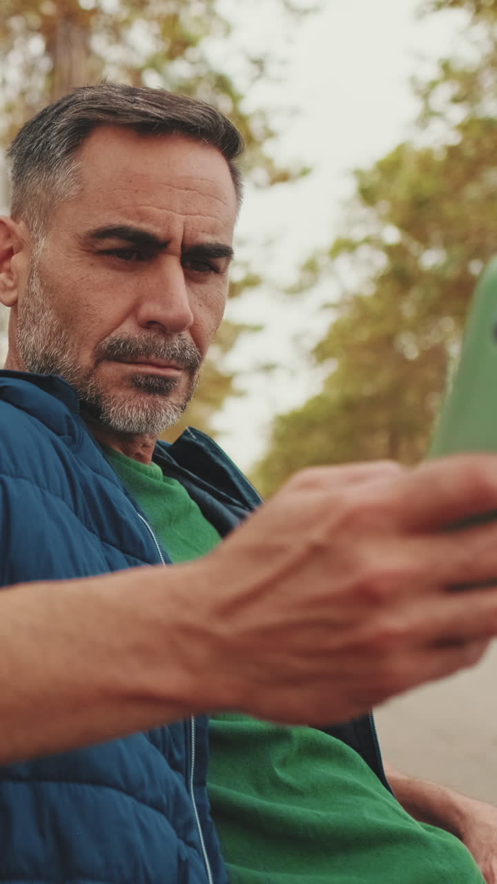 hombre usando teléfono inteligente al aire libre