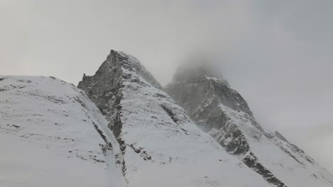 escarpados picos helados de la montaña otertinden en signaldalen, storfjord en el norte de noruega - toma aérea