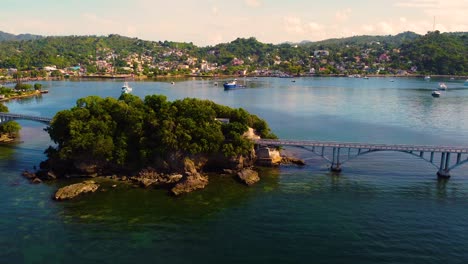 Bahía-De-Samana-Con-Puente-Peatonal-A-Ninguna-Parte,-Vista-Aérea-Lateral