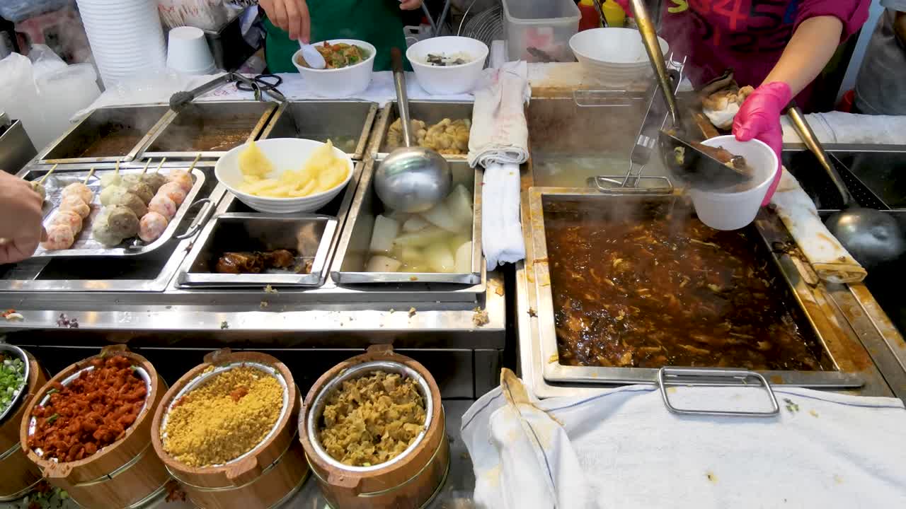 fideos del carrito de comida callejera de hong kong y opciones variadas.