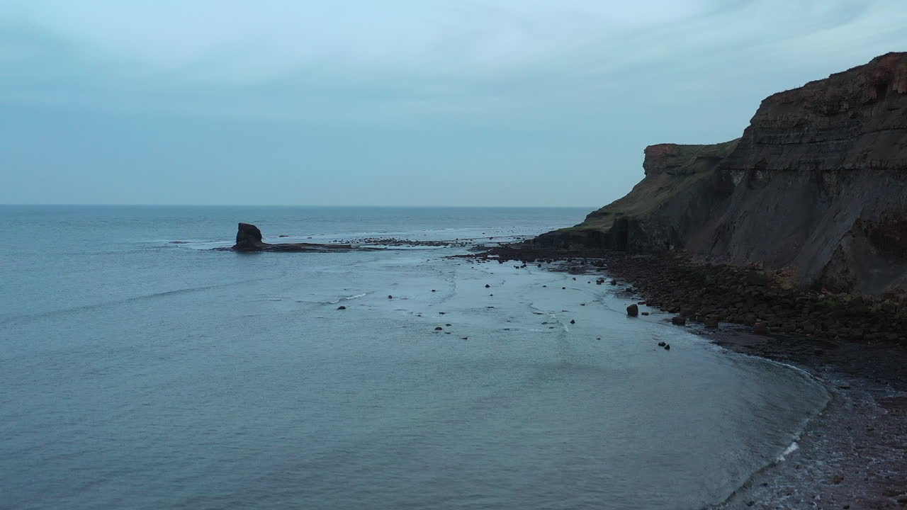 воздушные кадры поднимаются с высоты головы, чтобы посмотреть на черный наб в заливе солтвик, йоркшир