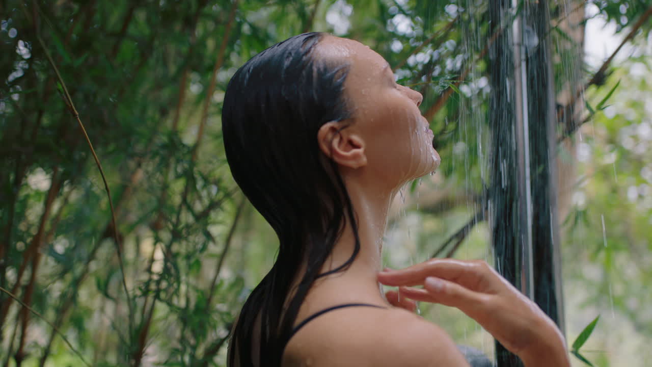 mujer hermosa en la ducha usando bikini lavando el cuerpo limpiando la piel con agua refrescante disfrutando de la belleza natural spa duchándose al aire libre en la naturaleza