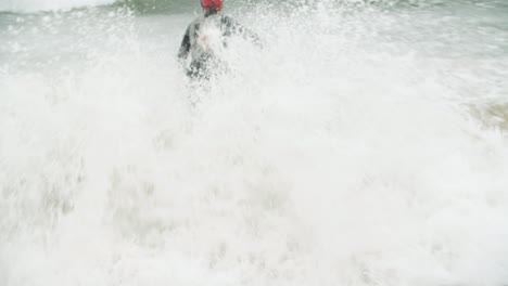 nadadora corriendo en la playa