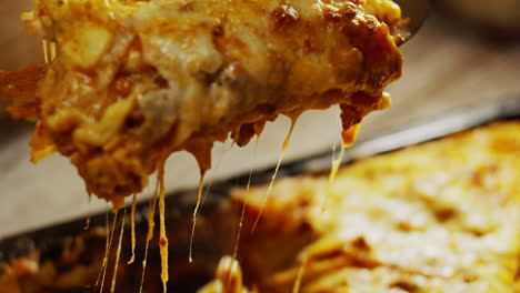 porción aislada de deliciosa lasaña con goteo grasiento de queso derretido, plato