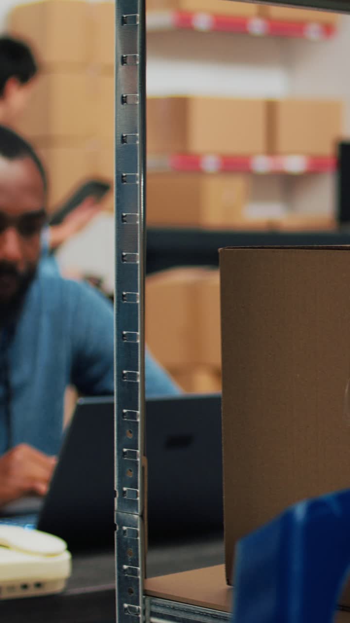 Video verticale: imprenditore che pianifica l'inventario di merchandise e il controllo qualità
