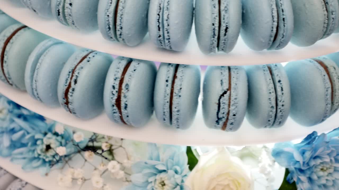 torre azul de macarrones. postres franceses, dulces, dulces. bar de dulces