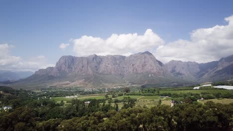 con vistas a las vastas tierras altas de las montañas de constantia en ciudad del cabo, sudáfrica