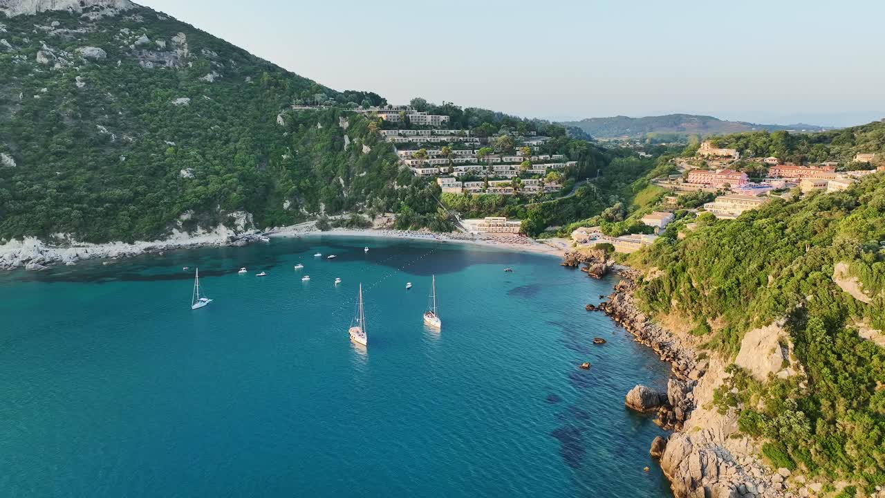 playa de liapades con barcos en el mar jónico, isla de corfú, grecia durante el verano, vista aérea