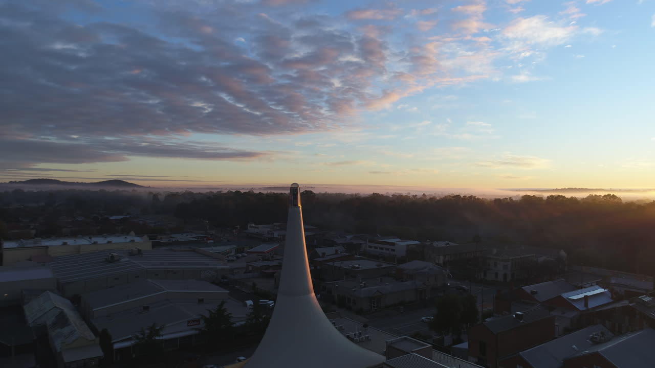 vista aérea de un hermoso amanecer en una fría mañana de invierno con niebla rodando en el fondo en la ciudad rural de wagga wagga nsw australia