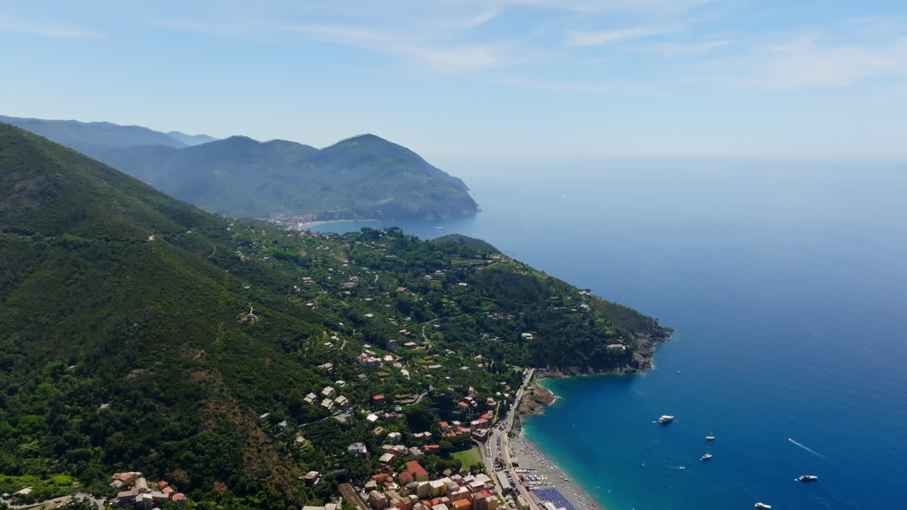 Drone che sorvola la città di Bonassola e la costa della Liguria, Italia