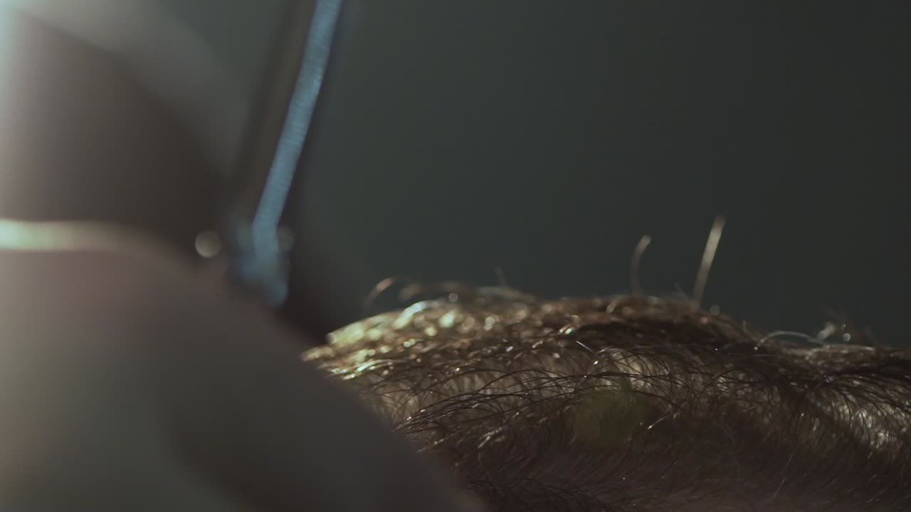 vista de cerca de un hombre cortándose el cabello