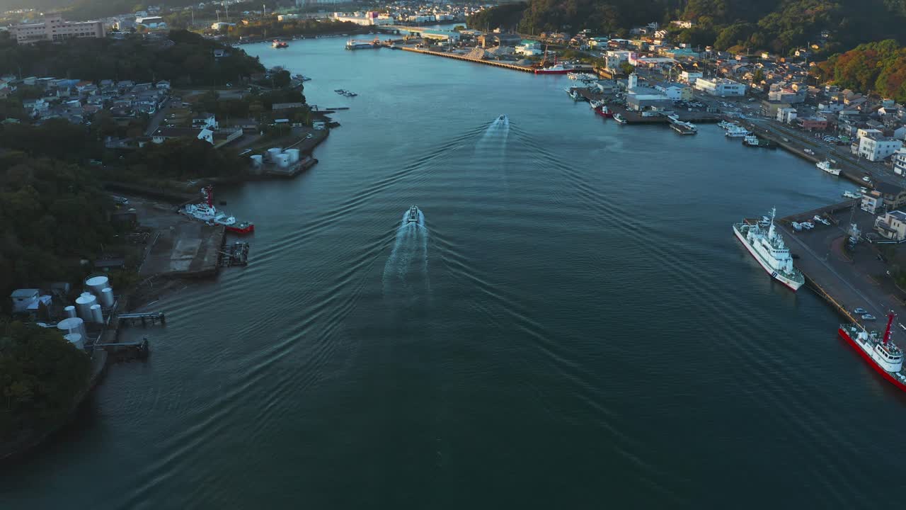 토바 만과 도시 아침 일찍, 산을 향한 공중 상승