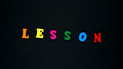 "lección de palabras" formada por letras de madera multicolores. palabras coloridas en bucle.