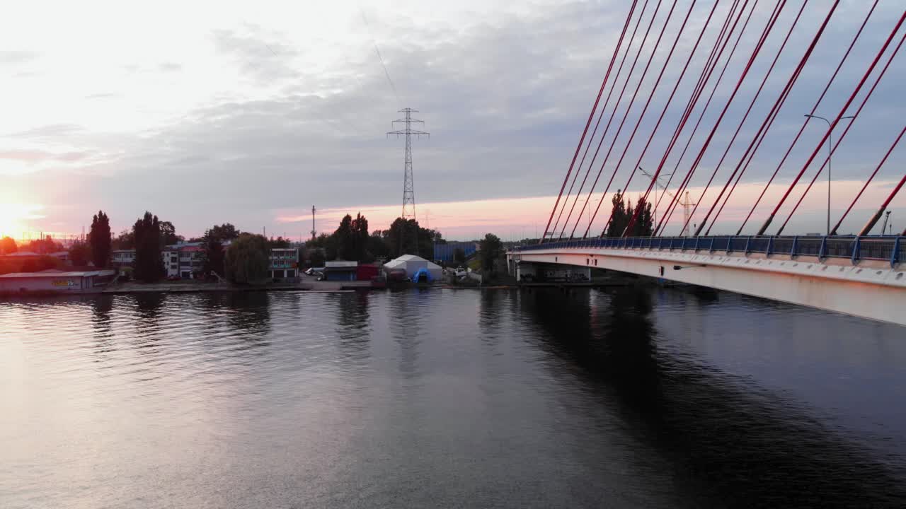 그단스크, 폴란드에서 motława 강에 사장교의 공중 샷