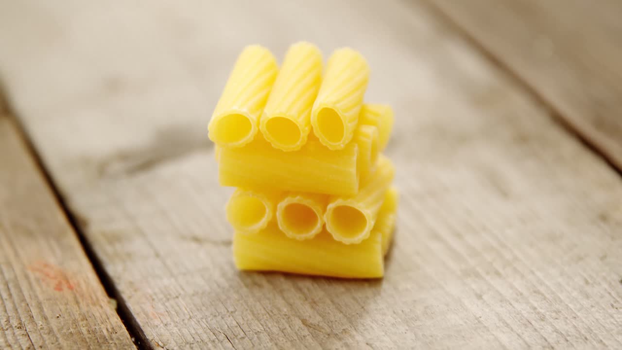 pirámide de pasta de tortiglioni en una mesa de madera