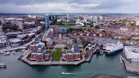 Wightlink-Gunwharf-Terminal-Im-Hafen-Von-Portsmouth-In-Großbritannien