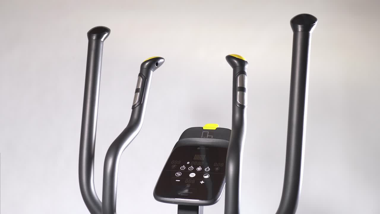 드 헬드 카메라 위쪽 부분에 이동 타원형 트레이너 클로즈업