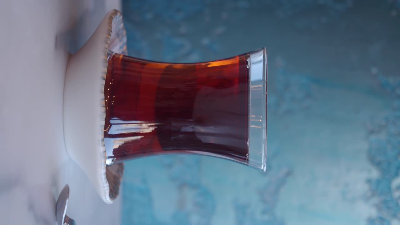 유리 컵에 넣은 터키 차