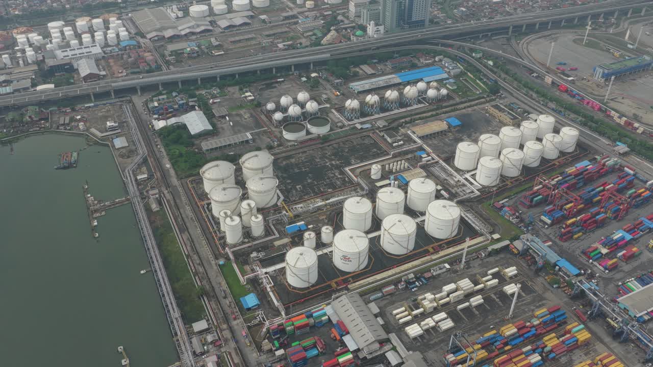 Draufsicht auf ein Treibstofflagerterminal und einen Containerlager in Jakarta