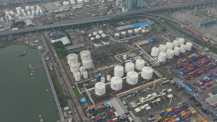 Vista dall'alto di un terminale di stoccaggio carburante e un deposito container a Giacarta