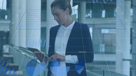 animación del procesamiento de datos sobre una mujer de negocios caucásica que usa una tableta