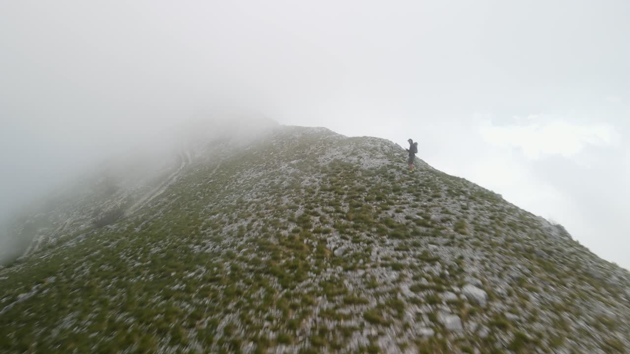 몬테네그로 초목이 있는 산 능선에서 혼자 길을 잃은 사람의 공중 전망