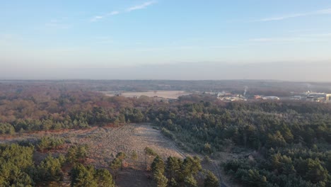 Toma-Aérea-De-Un-Dron-De-Una-Pista-De-Paisaje-Nevado-En