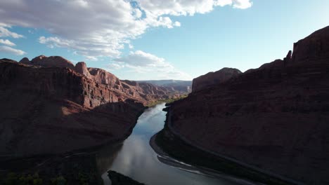 Dramático-Disparo-De-Un-Dron-A-Través-Del-Cañón-Del-Río-En-Las-Afueras-De-Moab,-Utah