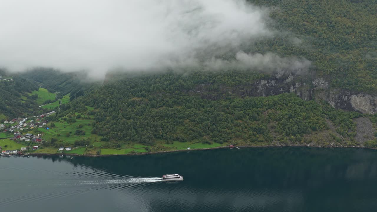 Drohnenaufnahme eines Passagierboots, das den engen Fjord bei Undredal in Norwegen erkundet