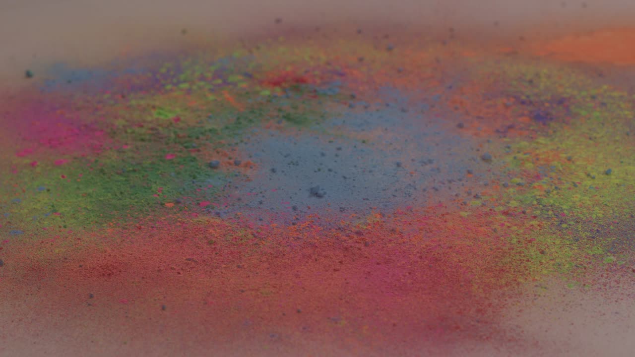 그 먼지는 땅에 뿌려져 돌아다습니다.