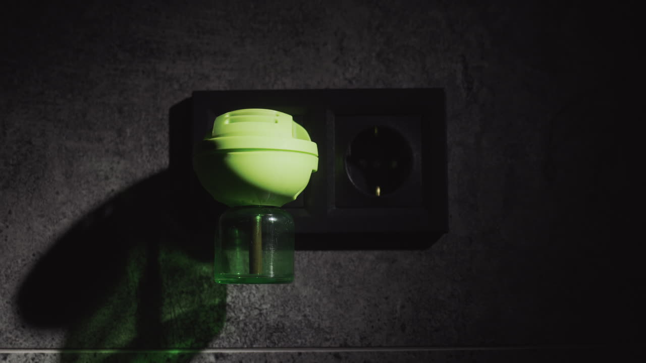 un dispositivo para matar mosquitos en la casa. fumigador eléctrico.