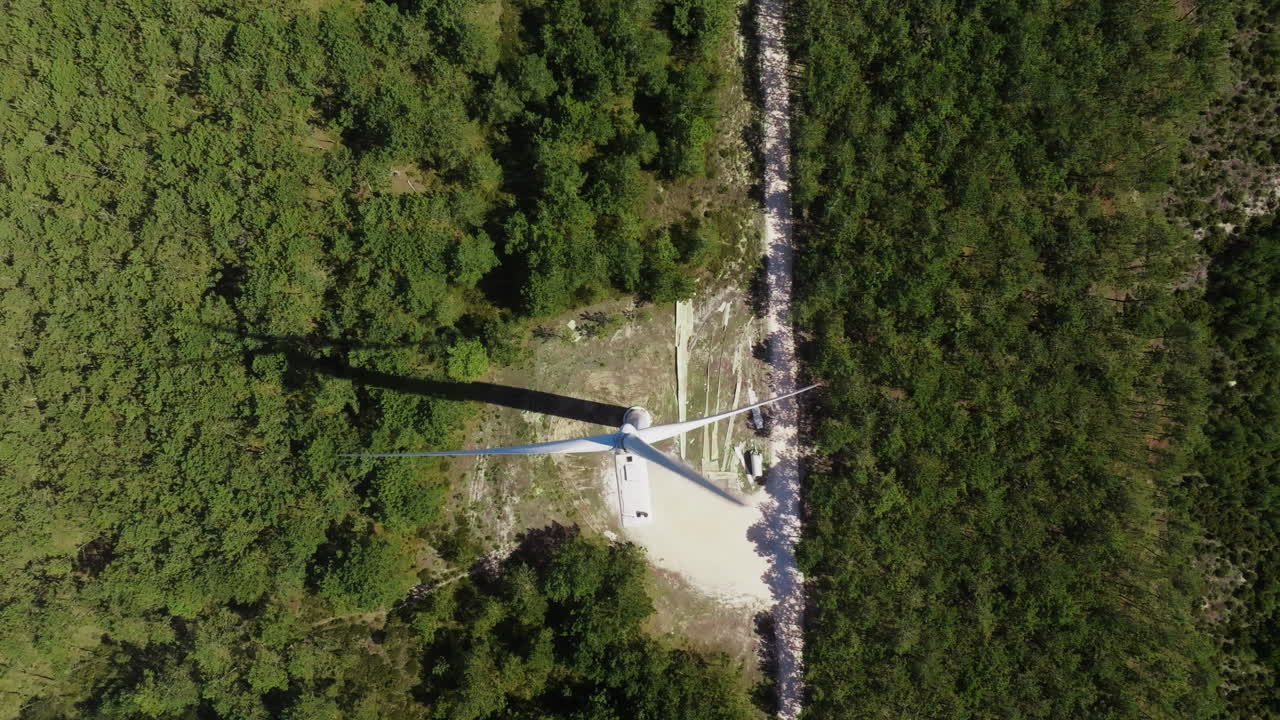 숲 속 의 풍력 터빈 의 공중 사진