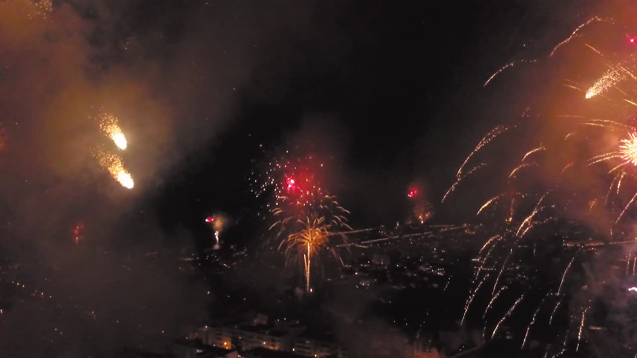increíble espectáculo de fuegos artificiales dorados y coloridos en madeira desde un punto de vista elevado
