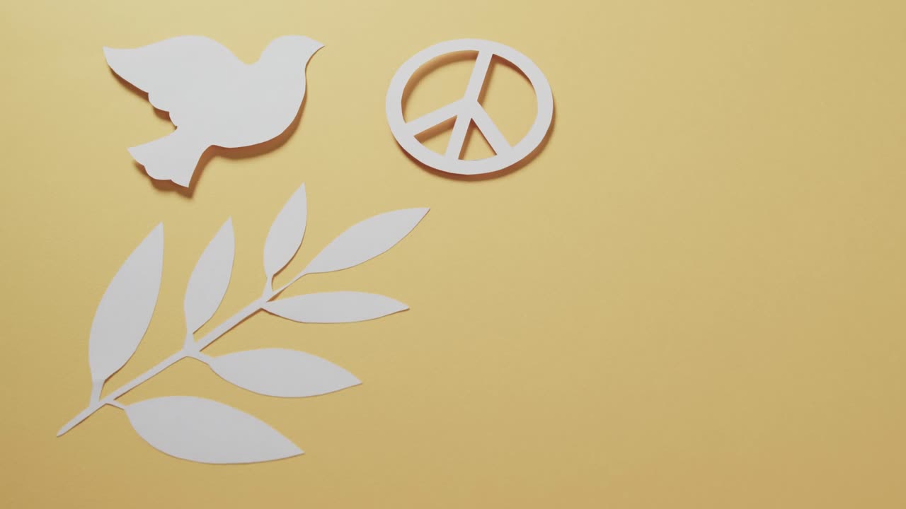 평화 기호 와 잎 과 노란색 배경 에 있는 복사 공간 을 가진  ⁇  비둘기 의 클로즈업
